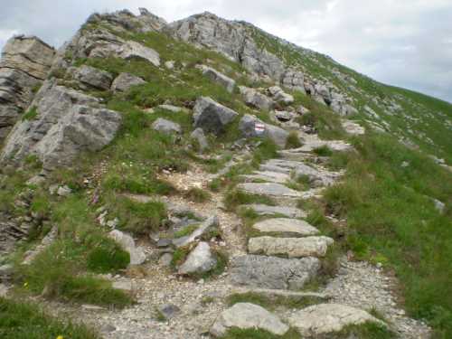 Каменистая тропинка.